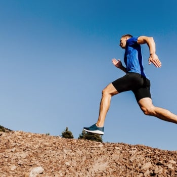 Corrida em ladeira aumenta a resistência e fortalece os músculos