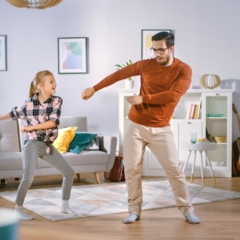 Dançar em casa ajuda a movimentar o corpo e ainda pode ser feito em família
