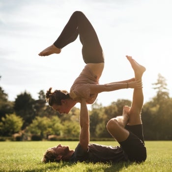 Acroyoga: acrobacias unidas à yoga tradicional
